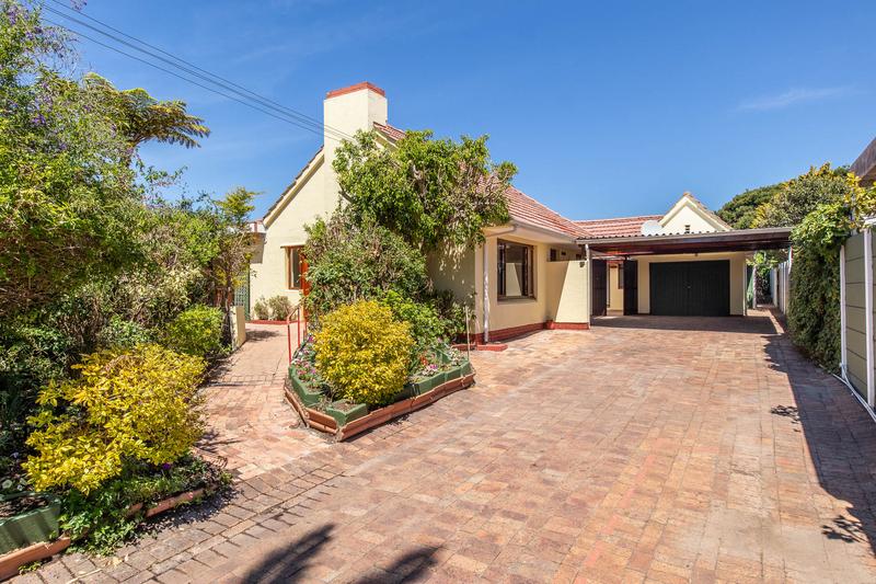 5 Bedroom Property for Sale in Bergvliet Western Cape